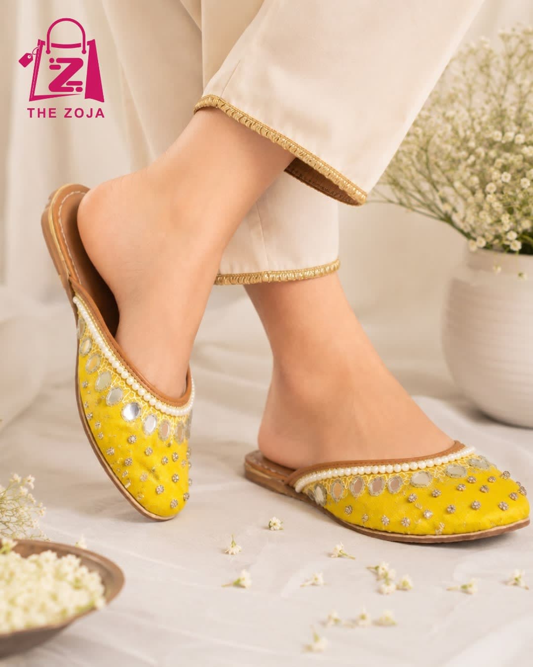 Noor-e-Zamrud Yellow Backless Jutti